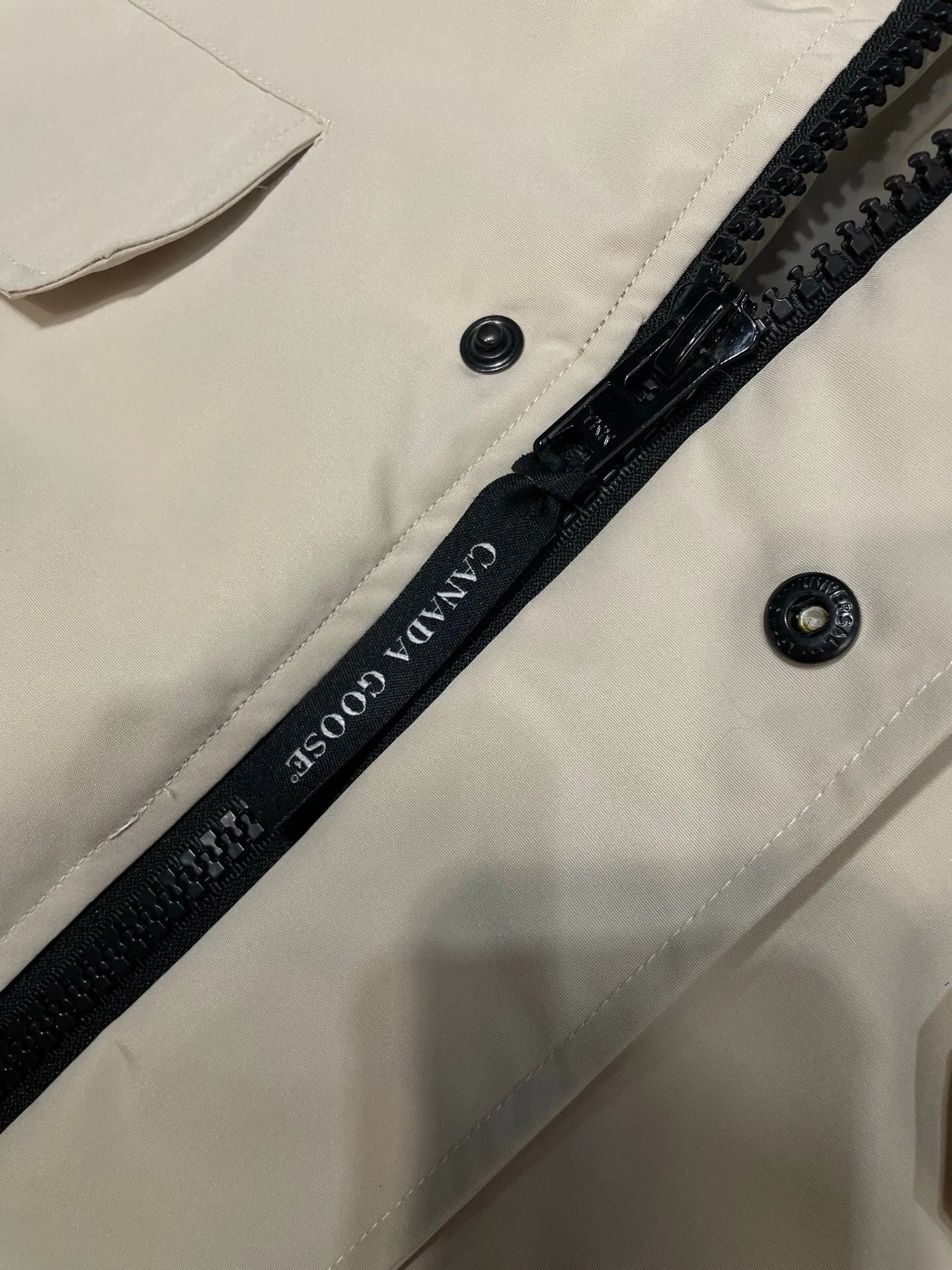 P760 original top quality Canada Goose #Chilliwa 7999M pilot short style/01 style #Men and Women Same Style# Synchronized anti-counterfeiting chip sensor! ➖ Imported 21S polyester-cotton blended original fabric [Last year’s 16S/18S hard fabrics have been completely eliminated, this year all use 21S synchronous fabrics, the soft mid-strap feels delicate and textured], synchronous Feather-Light 10D waterproof coating fabric, made of 84.5 polyester fiber and 15.5 cotton, 100% the best feel in the entire network! ➖ The official website synchronizes the national standard 80 white duck down, you can check the official website customer service, there will never be a series of misleading claims such as 90 down or goose down! ➖ Using the best nylon lon lining with double double-layer sealing design, anti-down 7 needles + grid-filled down ready-made garments, there will be 100% no so-called velvet running! ➖ The cuffs are designed with thickened seamless threads, and the collar and pocket lining are made of top-notch warmth and comfort! ➖ Yoshida YKK provides original custom-made electroplated sliders. YKK two-way lockable zippers are tight and smooth and will not peel off paint! ➖ 3M composite guarantees that the Velcro is the same as the original, durable, and all accessories and hardware are custom-made! ➖ Customized 10,000-needle embroidery labels imported from Behringer embroidery machines, 98% of which restore the original labels. You can check and compare on the official website! ➖ The fur collars are all made of large pieces of Western Canadian blue wolf hide, ensuring that each fur collar is 13-15cm wide!   Size:XS-XXL